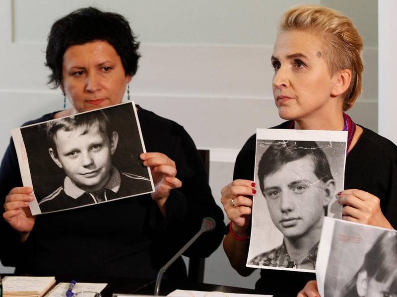 Agata Diduszko-Zyglewska (t v) och Joanna Scheuring-Wielgus (t h) visar bilder på pedofilernas offer.