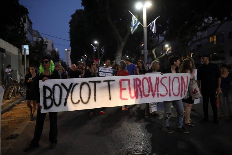 Fredsaktivister demonstrerar i Tel Aviv mot den pågående upplagan av Eurovision Song Contest.