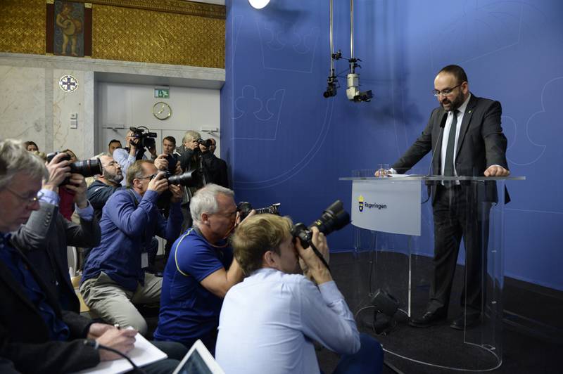 Bostadsminister Mehmet Kaplan (MP) avgår, meddelar statsminister Stefan Löfven på en presskonferens i Rosenbad i Stockholm.