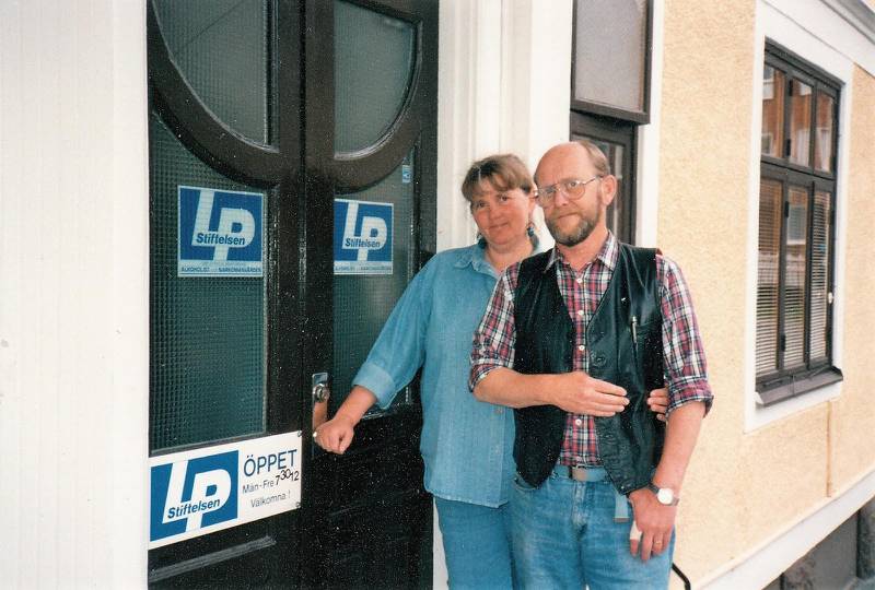 Wendela och Torfinn Dehlin utanför LP-stiftelsens och Stadsmissionens natthärbärge i Östersund. Bilden är från 1995.