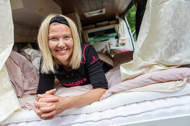 Cilla Eriksson har byggt om skåpbil (som hon namngett Bumbelina) till bostad. Nu ger hon sig ut i Europa för att evangelisera.