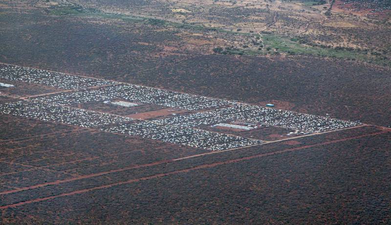 Dadaab i Kenya är världens största flyktingläger, med cirka 230 000 invånare. Här finns numera en högskola, som katolska jesuiter har startat.