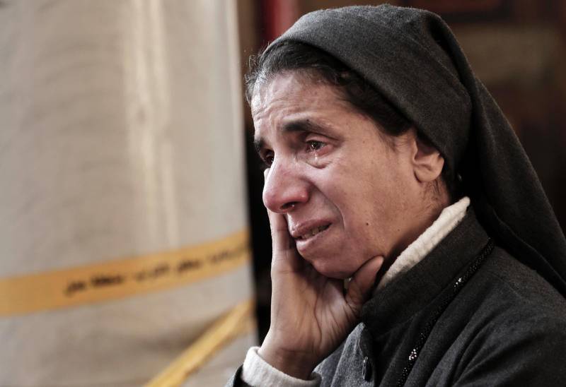 En kvinna i förödelsen efter terrorbombningen.