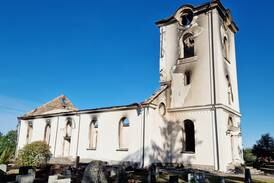 Spikförsäljning från nedbrunna kyrkan hjälper jordskalvens offer