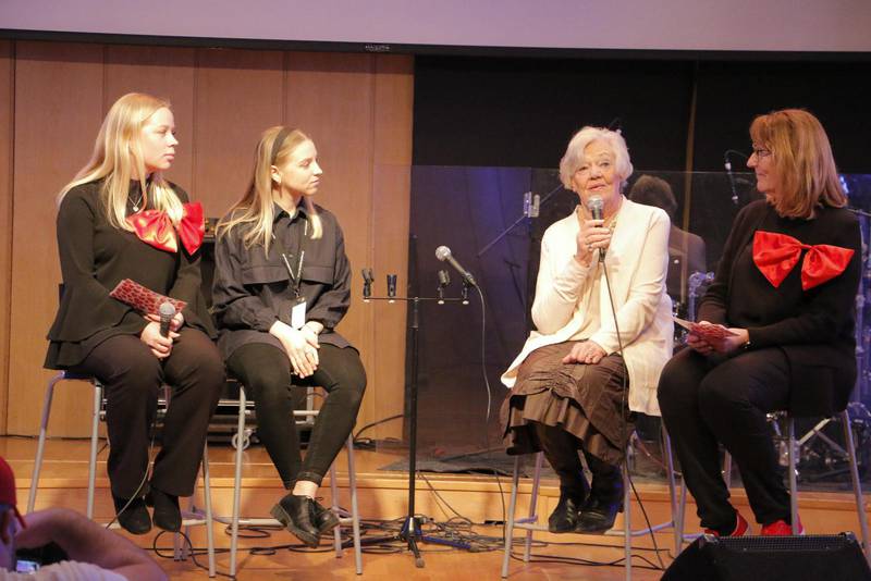 De berättade om sin tro. Felicia Bodaxell, 21, och Inger Skärström, 84 (i mitten), intevjuades av ungdomsledaren Maja Werner och senioernas verksamhetsledare Anna-Lena Johansson.