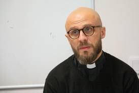Ukrainsk präst på unikt Stockholmsbesök: Glöm oss inte!
