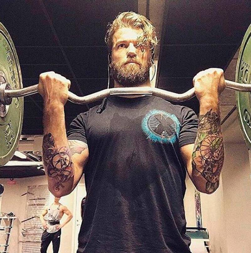 Innan Oskar Arngården ska hålla i högmässan om söndagarna går han gärna till gymmet för att köra ett rejält styrkepass. Bilden från Oskars Instagramkonto.