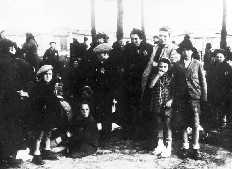 Ungerska judar i Auschwitz i väntan på gaskammaren.