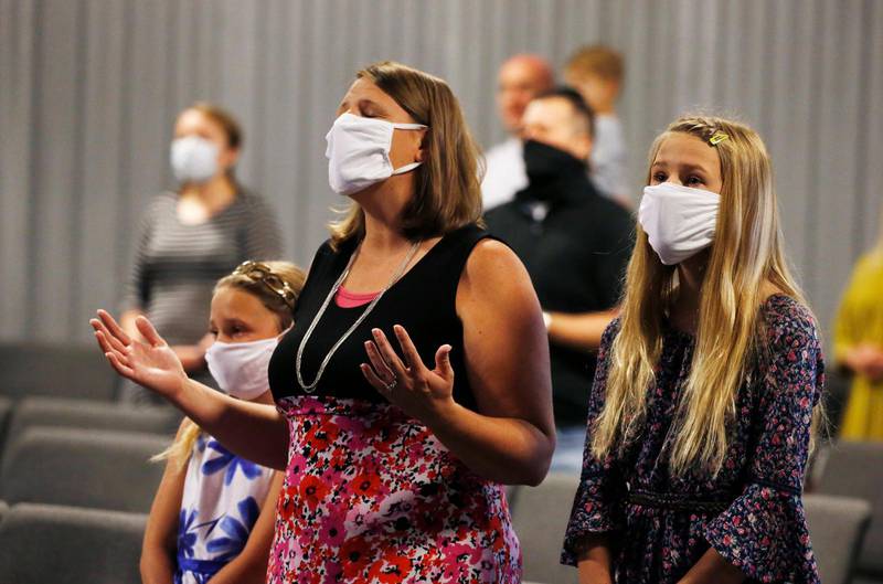 Inte ens munskydd hjälper när myndigheterna i Kalifornien kräver att församlingarna upphör med att sjunga.