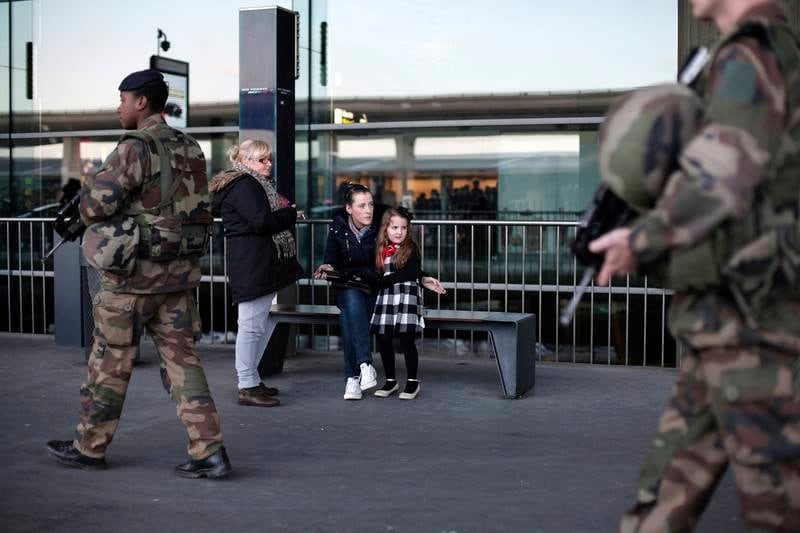 Militärer är utposterade för att skydda bland annat judiska skolor i Frankrike. Bilden är från Charles de Gaulle-flygplatsen i Paris.