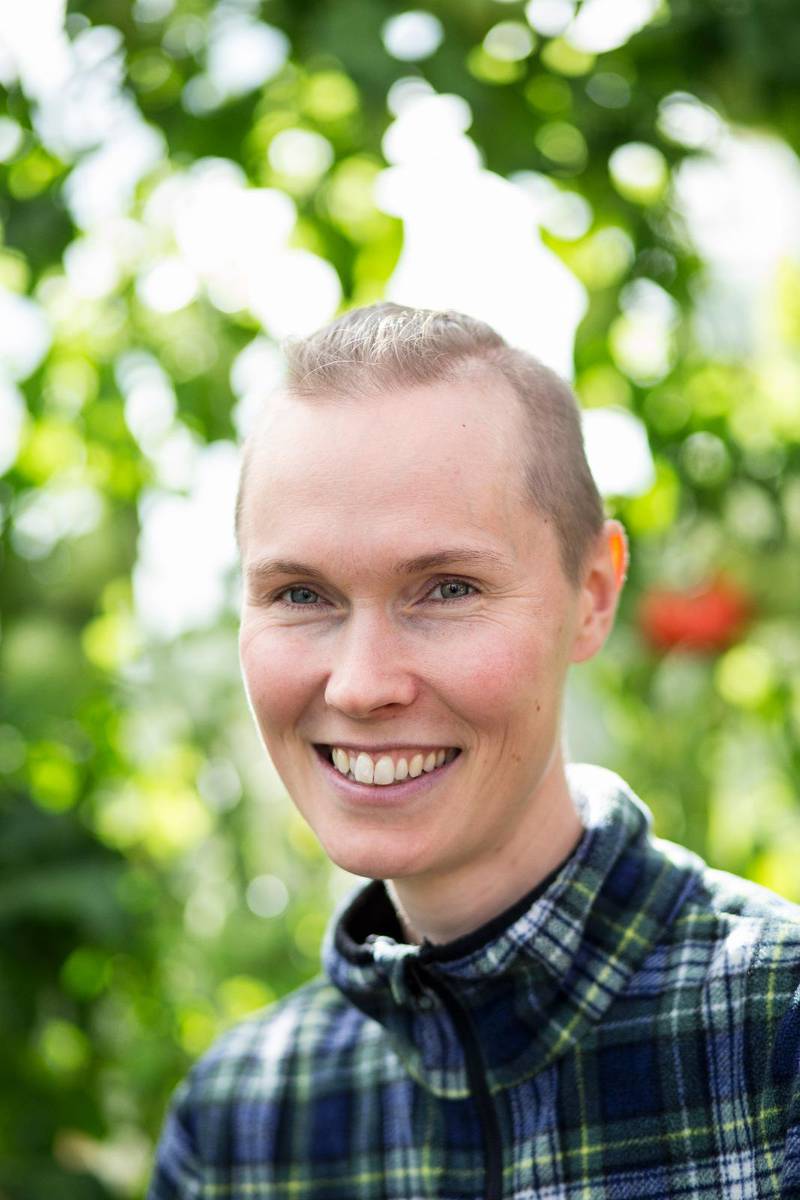 Maria Nilsson är kyrkogårdsarbetare och vaktmästare i Kusmarks kyrka