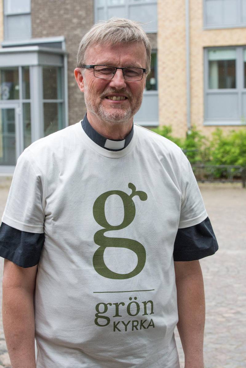Equmeniakyrkans handläggare för klimatfrågor, Lennart Renöfält, visade upp den nya t-shirten Grön kyrka.