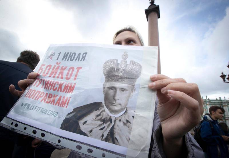 Bilder på Putin som envåldshärskare, eller Kung figurerade bland demonstranterna på röda torget under onsdagen. Texten lyder: "Bojkotta Putins tillägg i lagen"