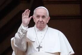 Påven ställer in resa till Dubai - vårdas för lungproblem