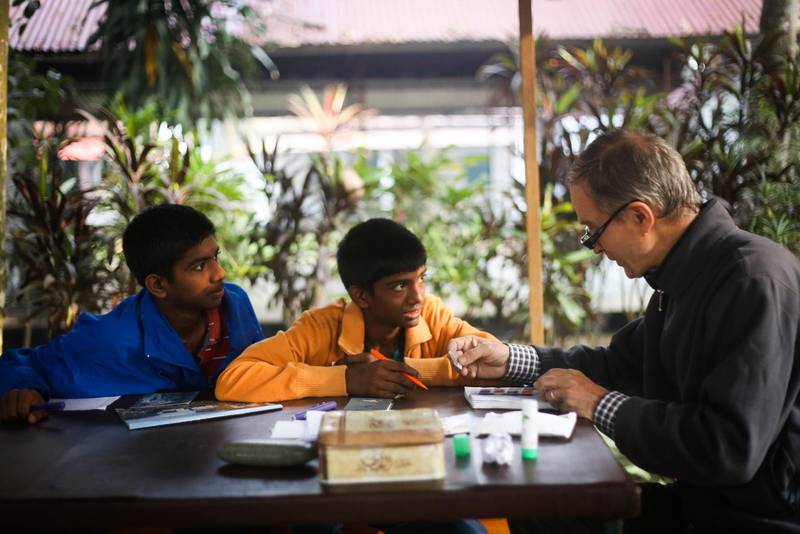 Skola. ”Varje gång eleverna dyker upp får de två holländska frimärken att klistra i sina böcker”, säger broder Guillaume som här undervisar i engelska.