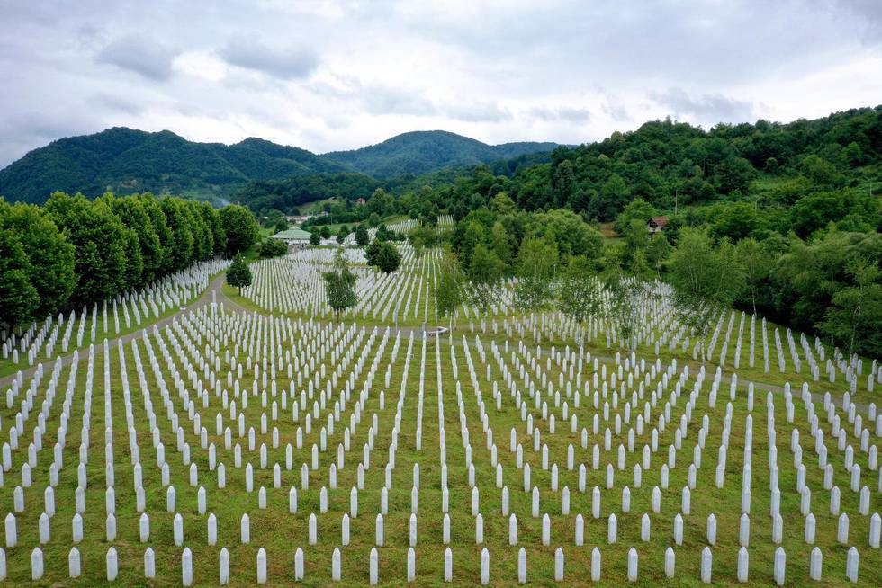 På begravningsplatsen nära Srebrenica begravs ytterligare åtta offer lördagen den 11 juli, 25 år efter att massakern ägde rum.
