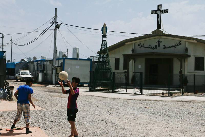 Utanför kyrkan i flyktinglägret i Erbil i norra Irak spelar några grabbar fotboll. Här bor cirka 5 500 kristna som flytt från IS. Många har svåra berättelser om anhöriga och vänner med sig.
