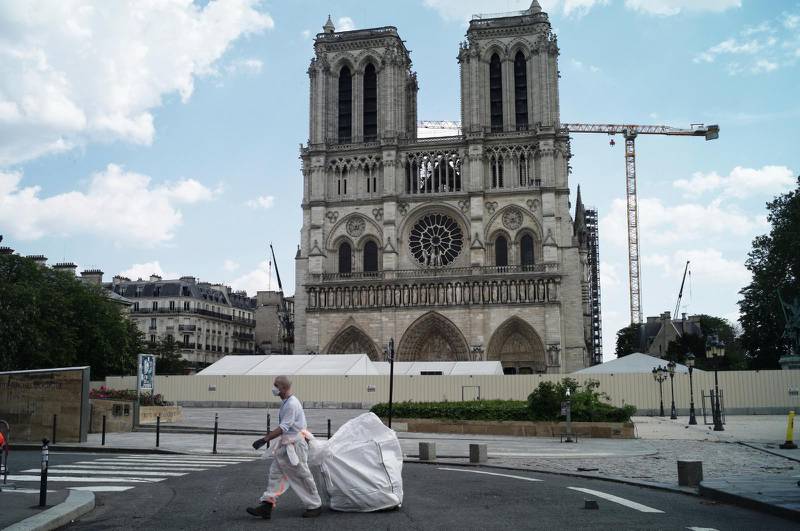 Lättnader i restriktionerna i Frankrike har inte inneburit att kyrkorna öppnat, men nu uppmanas regeringen att ändra sig på den punkten. Bild från städning runt Notre Dame i Paris under den franska nedstängningen i april.