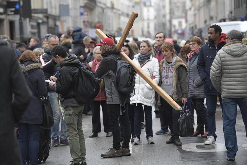 Protestanter i Frankrike vill uppmärksamma allmänheten på vad lagen om sekularism säger – och inte säger. På bilden: Människor utanför Bataclan-teatern i Paris i samband med årsdagen av fjolårets förödande terrorattack med religösa förtecken.