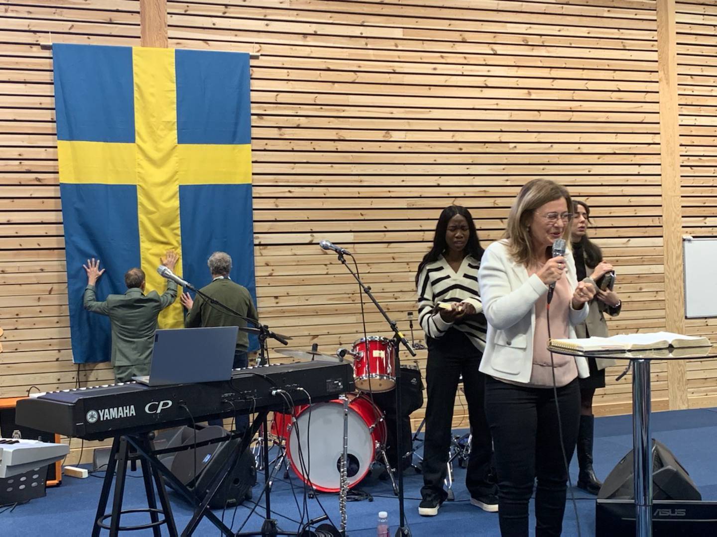 Anna-Karin Almkvist talar under bönekonferensen Tillsammans för Sverige.