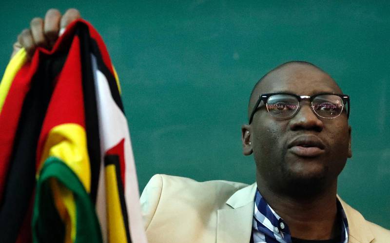 Evan Mawarire var en ledargestalt i proteströrelsen mot Mugabe. Här håller han upp landets flagga (Juli 2016, Johannesburg, Sydafrika).