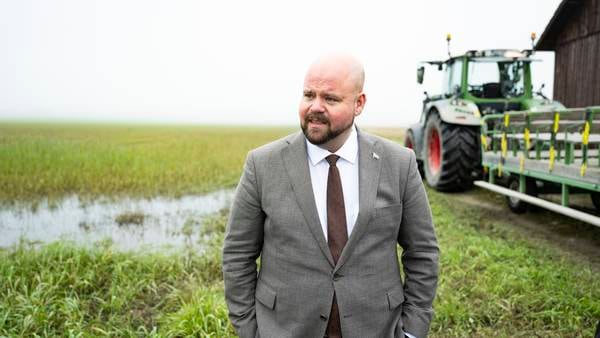 Landsbygdsministern svarar på kritiken om beteslag för korna