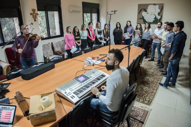 GRÄNSLÖST. På ”Syrian Prayers” medverkar bland annat maronitiska ungdomar med fiol och synt. Kören består mestadels av flyktingar från Irak. 