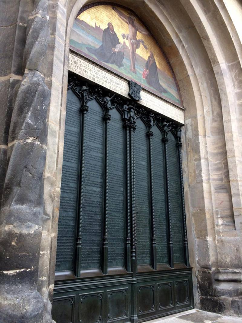 På porten till Slottskyrkan i Wittenberg spikade Martin Luther den 17 oktober 1517 upp sina 95 teser.