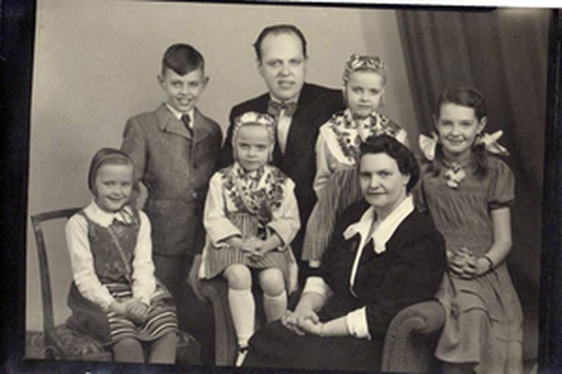 Med familjen­. Lydia Lithell tillsammans med maken Daniel och barnen.