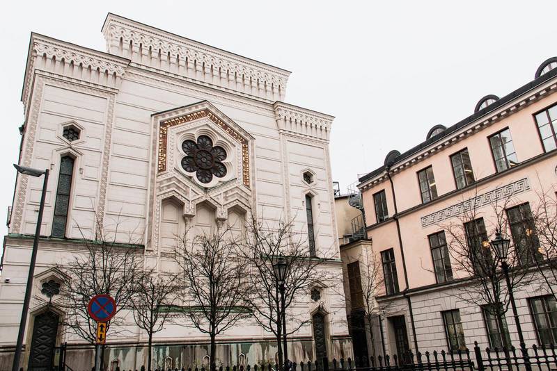 Synagogan i Stockholm ligger ett stenkast från Raoul Wallenbergs torg där en demonstration ska hållas söndag eftermiddag.