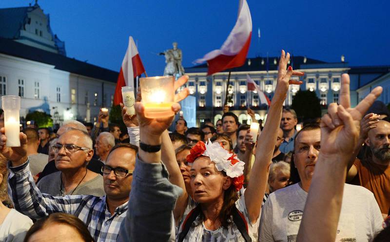 Tusentals polacker protesterade, när nya lagförslag skulle klubbas i parlamentet.