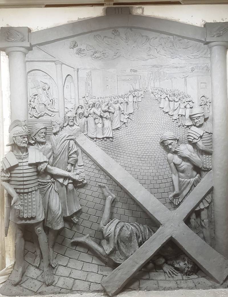 Den katolske konstnären Timothy P. Schmalz har skapat reliefer i närheten av Disney World i Orlando. Verken föreställer händelser från att Jesus döms till att han begravs.