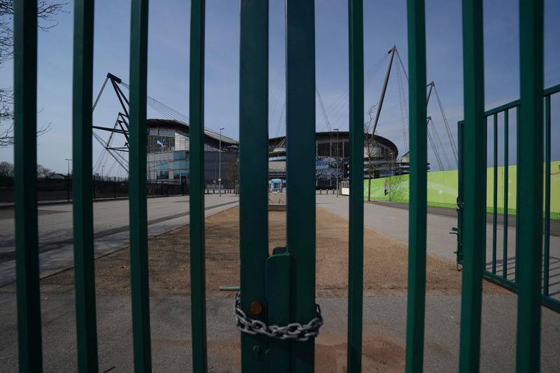 Grindarna är stängda till fotbollsarenorna i England. En av dessa är Manchester Citys Etihad Stadium. Coronapandemin för med sig att spelet har tagit en ofrivillig paus, vilket gör att allt fler spelare känner sig deprimerade.