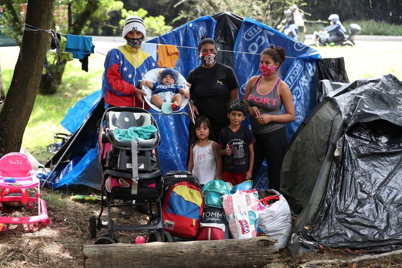 En av många arbetslösa familjer från Venezuela som bor i tält i Bogota i Colombia och inte kan ta sig hem.