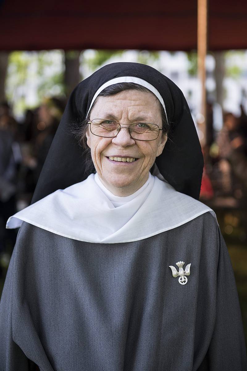 Syster Karin, nunna vid Alsike Kloster, bär ett nunnedok. 