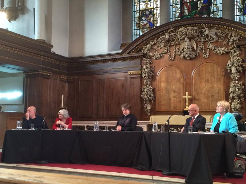 Brexitdebatt. I slutet av maj genomfördes en Brexit-debatt i en kyrka i London. På den ena sidan satt Giles Fraser och Ann Widdecombe från Christians for Britain. På den andra sidan Stephen Wall och Sal Brinton från Christians for Europe. Lucy Winkett (i mitten) ledde diskussionen.