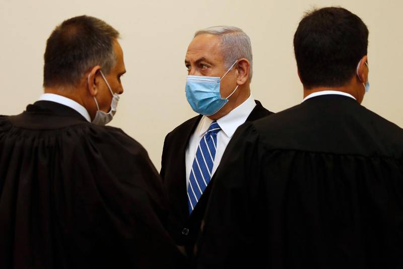Israels premiärminister Benjamin Netanyhau i rättssalen på söndagen, iförd ansiktsmask i linje med hälsovårdsmyndigheternas riktlinjer.