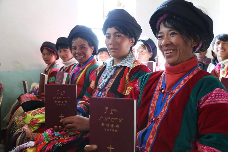 Kristendomen kom till white yi-området i Kina i början av 1900-talet, och i dag finns det cirka 60 000 troende. Under 2015 fick de sin första översättning av Nya testamentet.