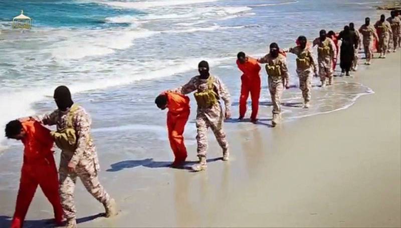 Skärmdump från Youtube-klipp av avrättning på en strand i Libyen.