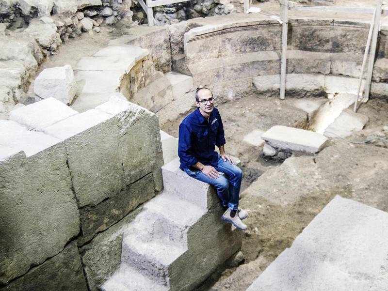 Västra muren. Arkeologen Joe Uziel ledde utgrävningen av den urgamla teatern i närheten av Västra muren i Jerusalem.