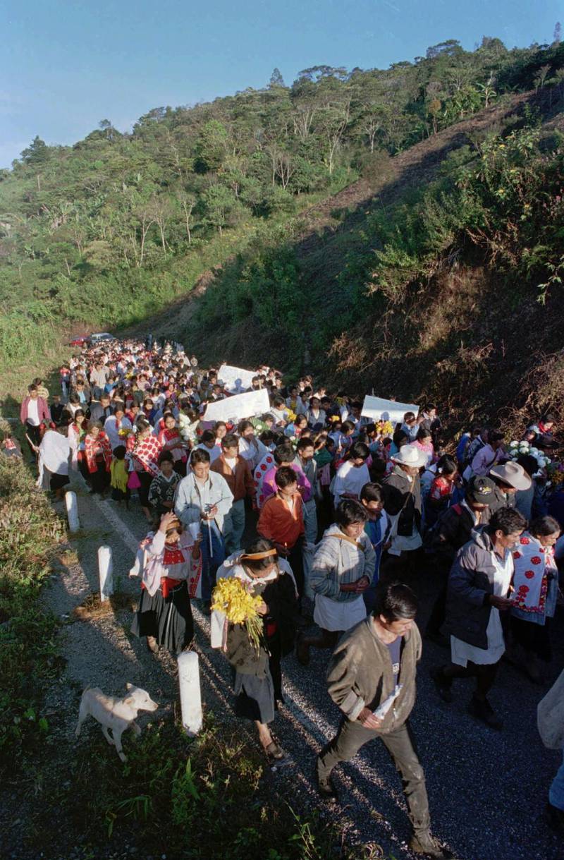 December 1997. Mexikansk paramilitär utförde en massaker i Acteal. 49 personer dog. Bilden är från begravningsceremonin.