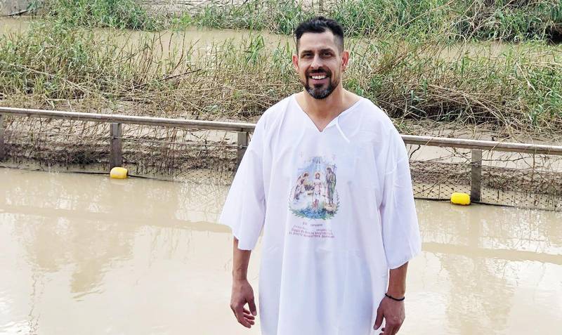 På besök vid Jordanfloden passade Dogge på att förnya sitt dop.