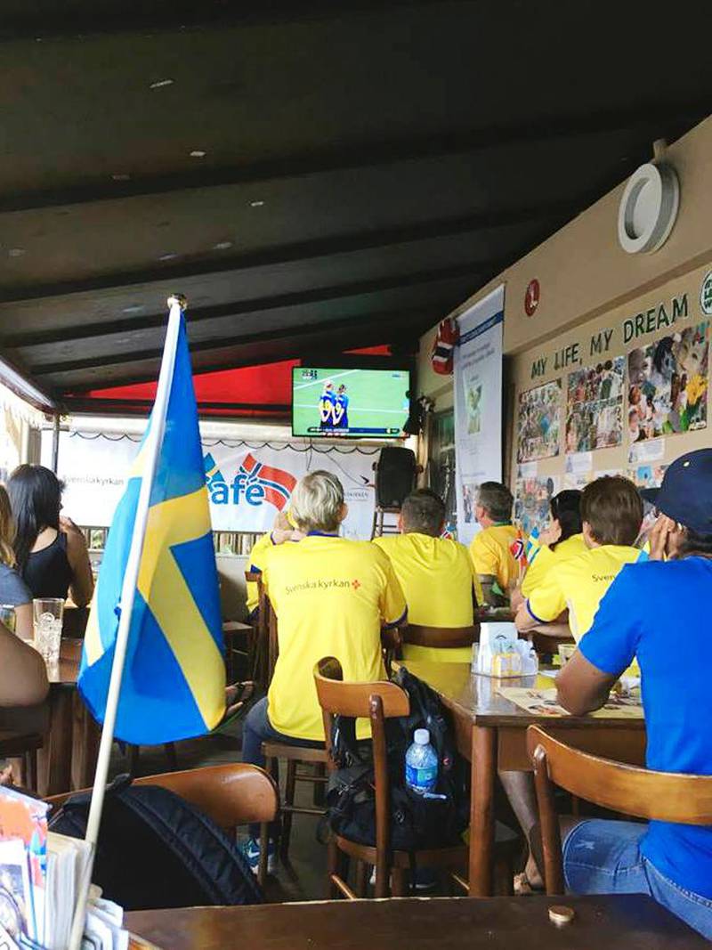Åskådare kollar på sammandrabbningen mellan Brasilien och Sverige.