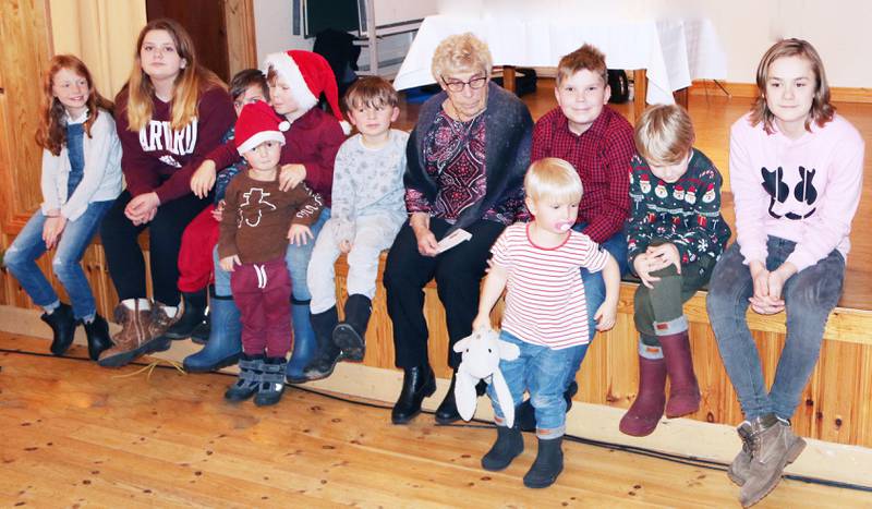 Anna Brisell i mitten bland barnen i kyrkan.