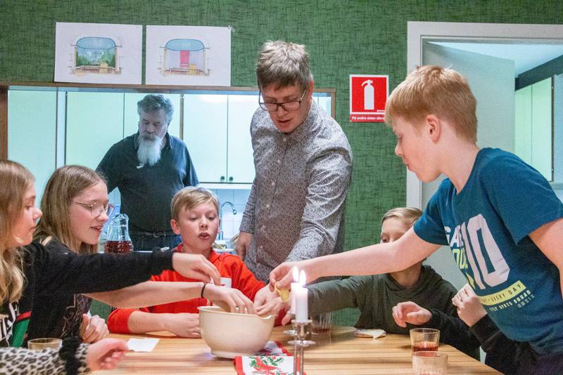 Karl-Oskar Fredriksson, pastor i Betania Djurestad utanför Vimmerby, hjälper också till i södra Vis Missionsförsamling. Här på en barnsamling.