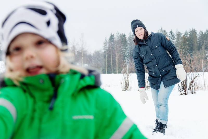Lina Skoghäll med sin son i snön.