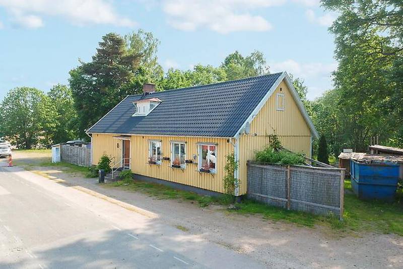 I Hästveda, mellan Osby och Hässleholm finns ett gammalt missionshus som sedan länge är omgjort till villa. Förutom den stora samlingssalen finns ett modernt kök, två sovrum samt badrum. Byggår 1929.