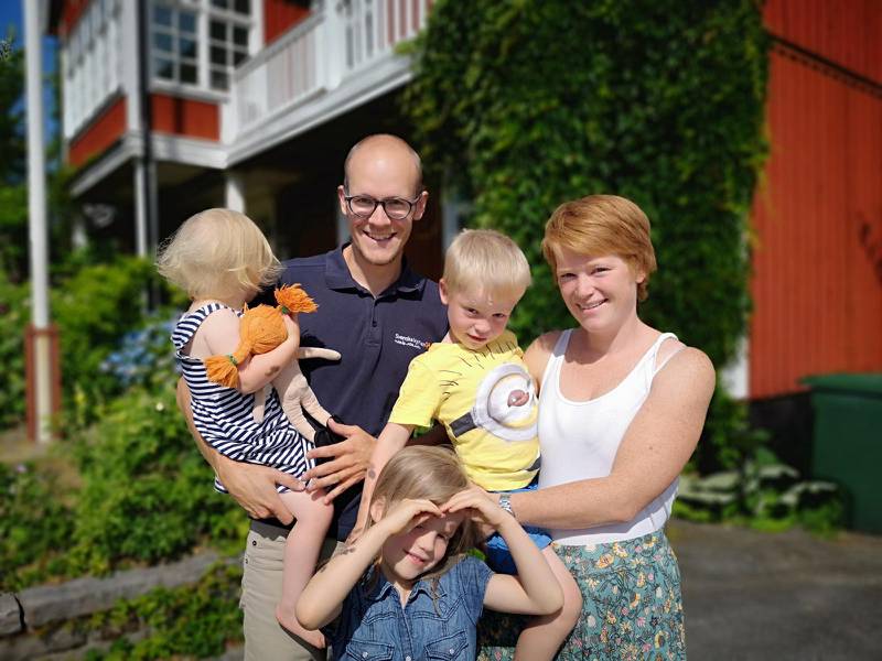 Familjen Lindh bestående av Johannes och Lisa med barnen Judit, 2, Frans, 5 och Lydia, 7, utanför nya huset i Broby.