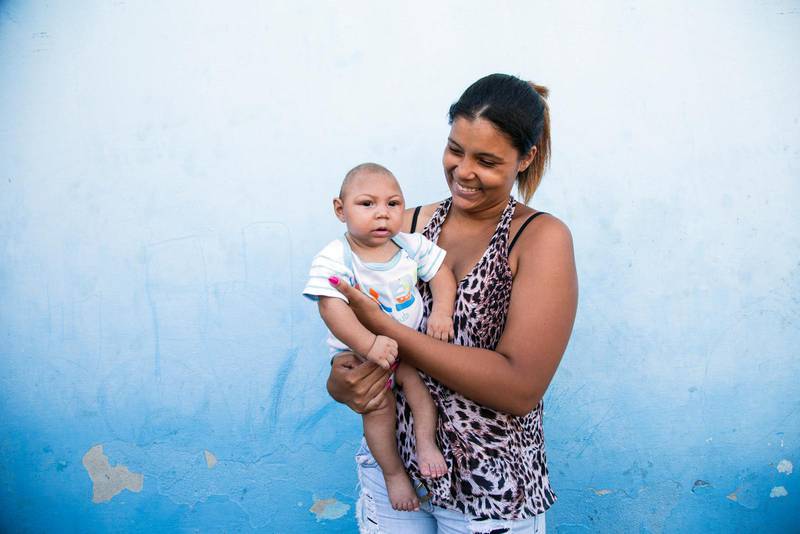 Vitoria och hennes son Danilo som föddes med mikrocefali. Läkarmissionens bedriver via lokala partners i Brasilien ett arbete för att förebygga zika-viruset.