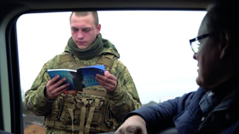 Ukrainsk soldat vid krigsområde.